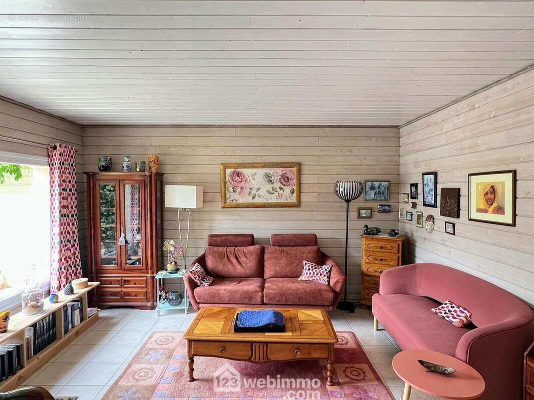 ... regroupe un salon lumineux ... - Maison à FENEU