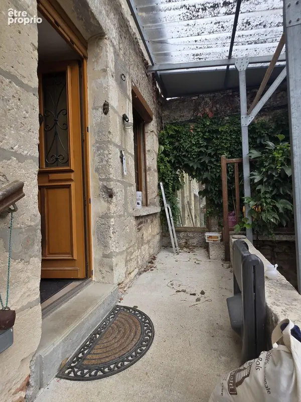 Passons sous ce petit porche et découvrons maintenant l?intérieur