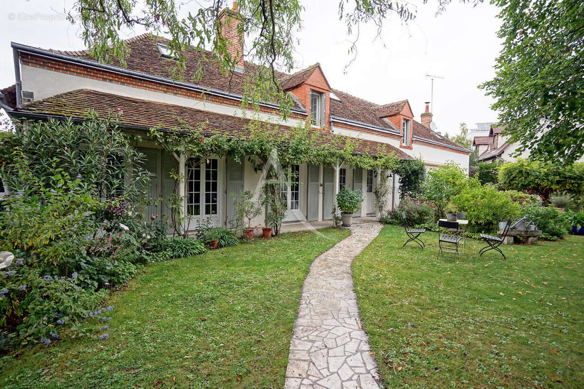 Maison à SAINT-JEAN-DE-BRAYE