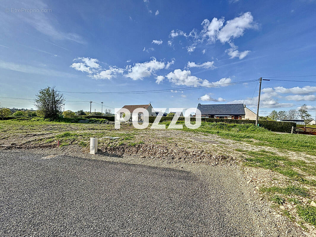 Terrain à VILLEDIEU-LES-POELES