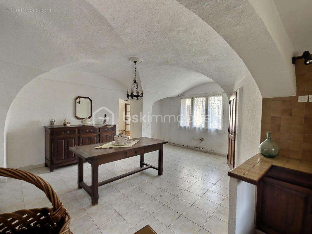MILHAUD – Maison de village avec travaux et très fort potentiel - photo 10
