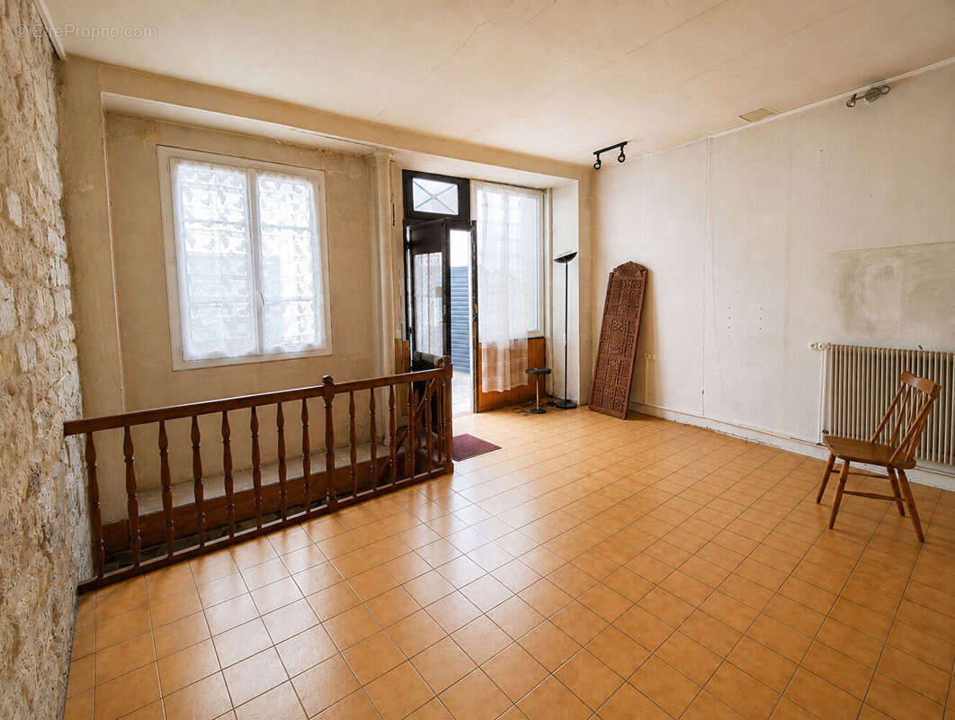 Local / Appartement 49m² + 18m² en souplex place des Abbesses - photo 2