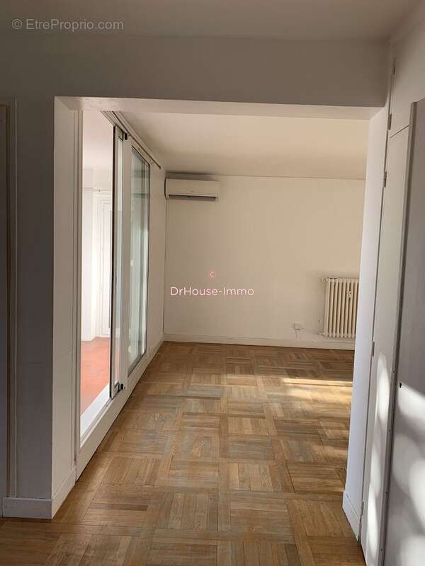 Appartement à BAGNOLS-SUR-CEZE