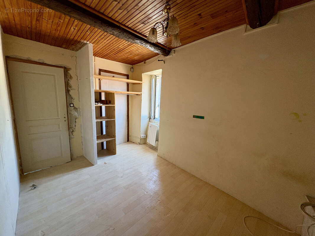 Maison de village en pierre 3 pièces d'environ 75m2 avec cave   Beau potentiel   Combles aménageables - photo 7