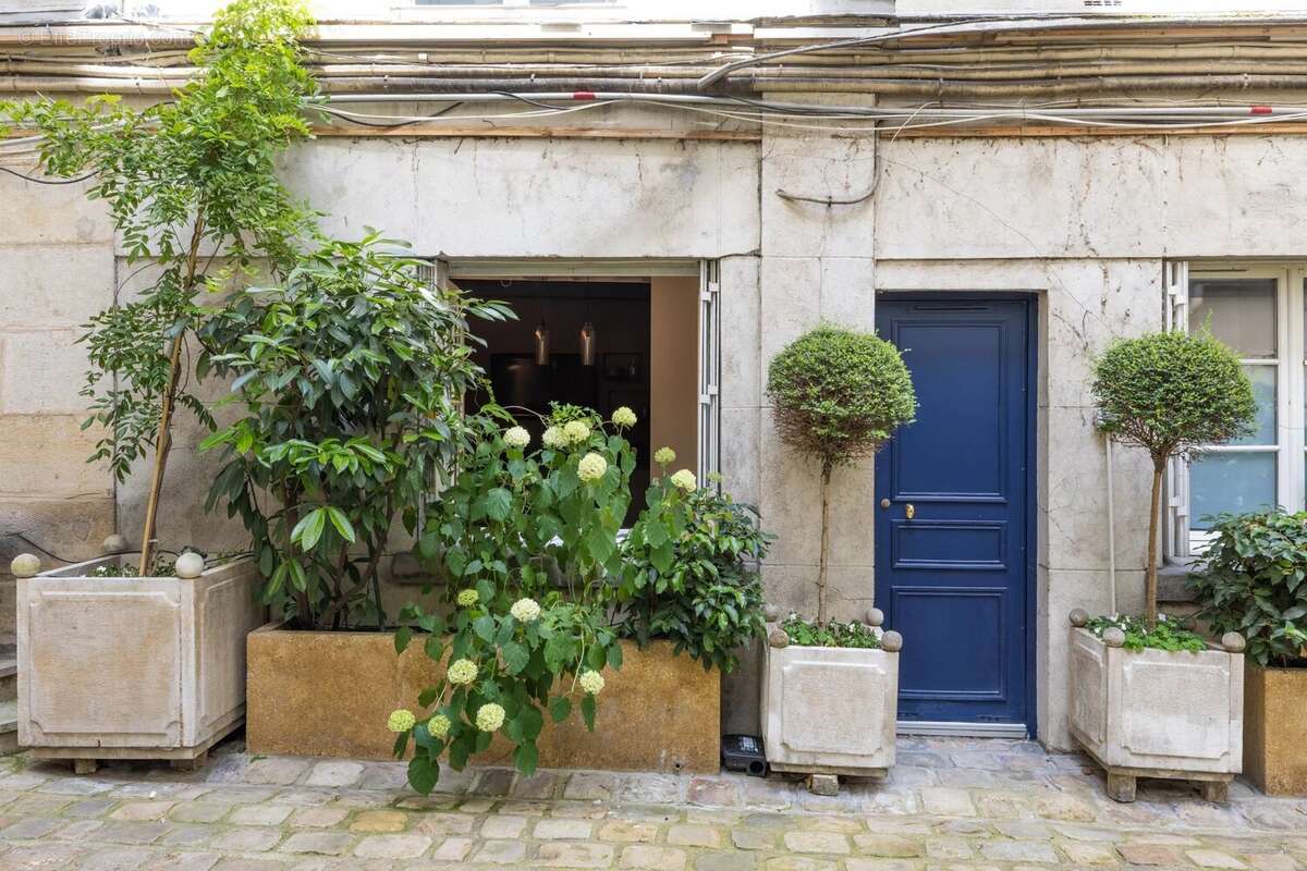 Appartement à PARIS-1E