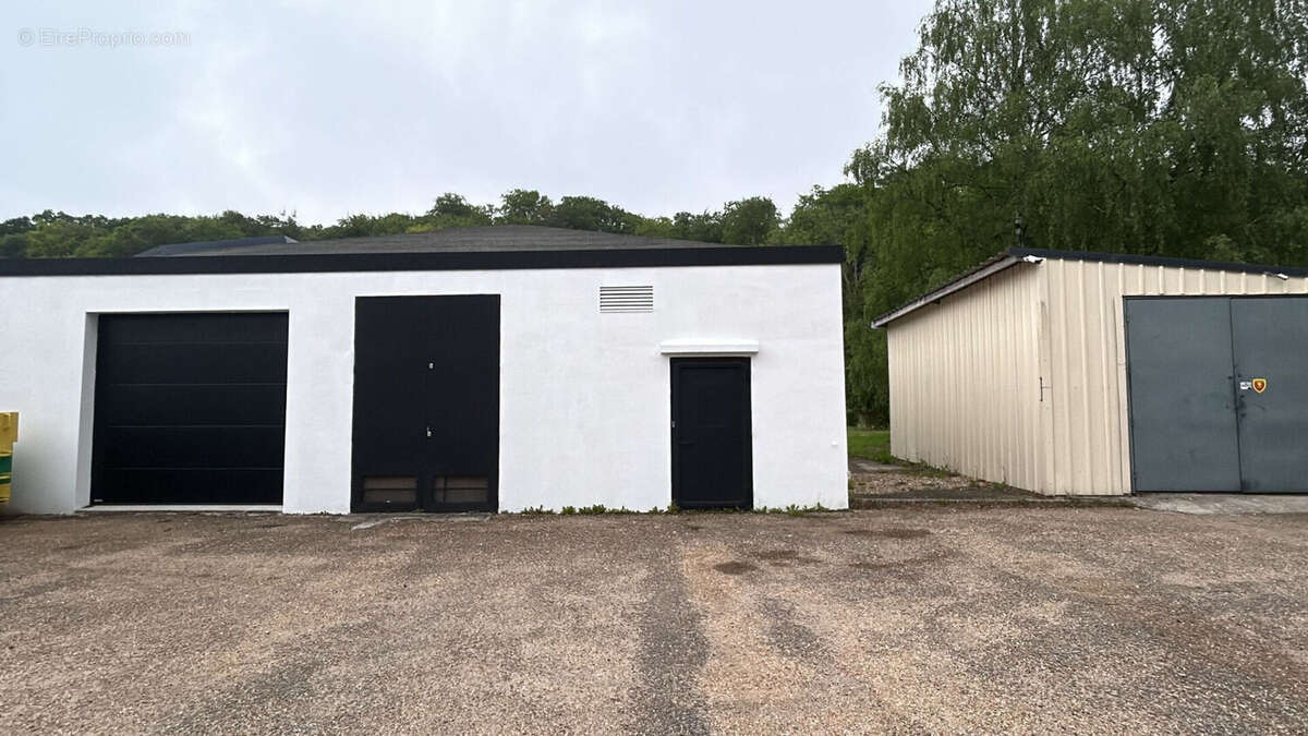 Ensemble d' entrepôts et locaux commerciaux 900m² à vendre - photo 4