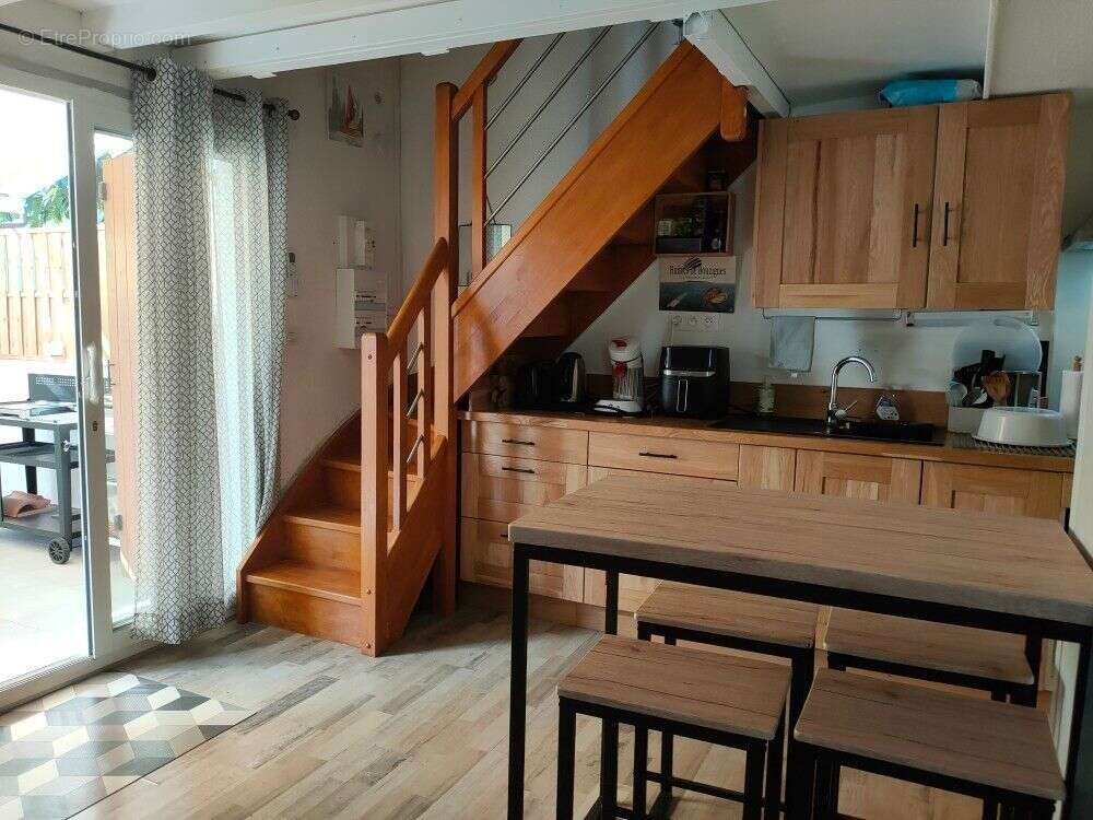 Grau d'agde - maison renovée et meublée - t2 + mezzanine en rez-de-jardin terrasse - 2 pièces - chambre cabine- stationnement mo - photo 3