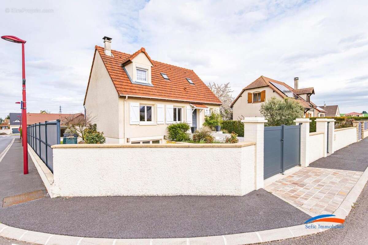   - Maison à CHAMPFLEURY