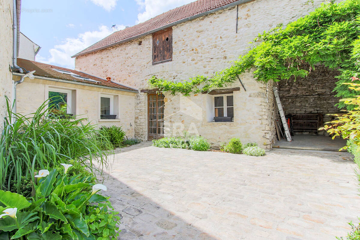 Maison à CRESPIERES
