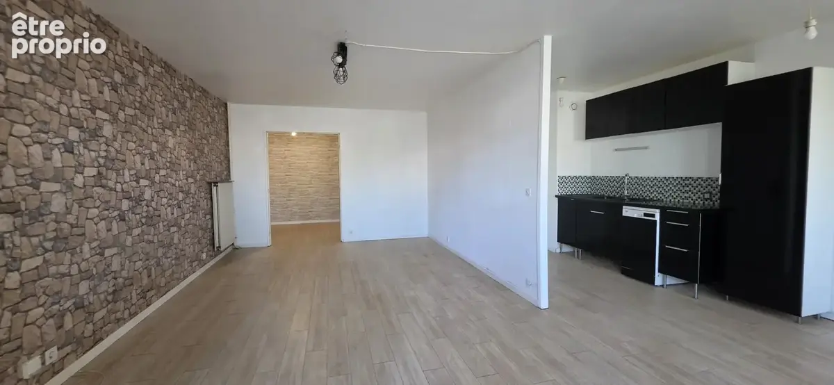 Appartement de 4 pièces avec terrasse, loggia et box ! - photo 2