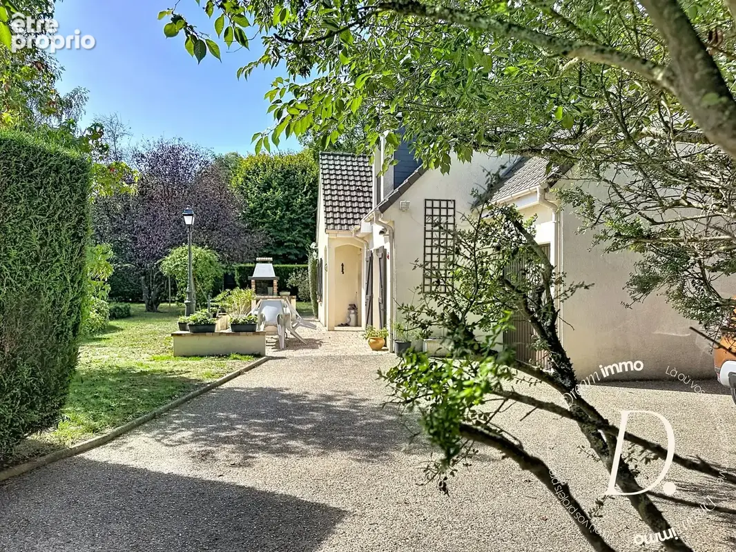 Terrasse et parking.
