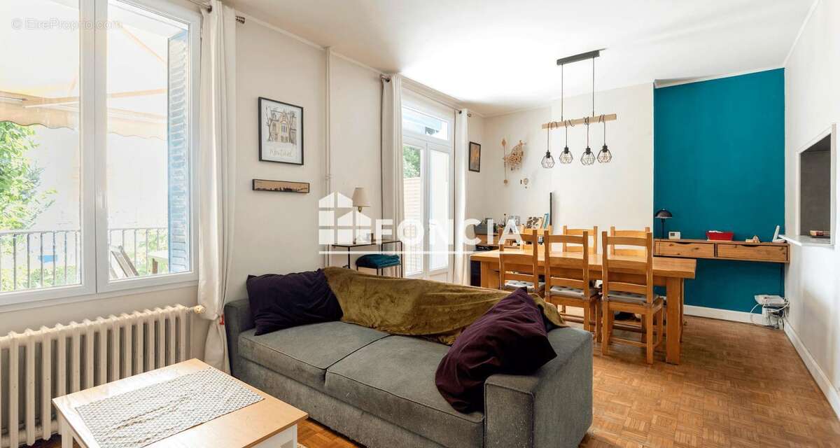 Coup de cœur assuré pour cette maison de ville au charme préservé, idéalement située proche gare et commodités - photo 3