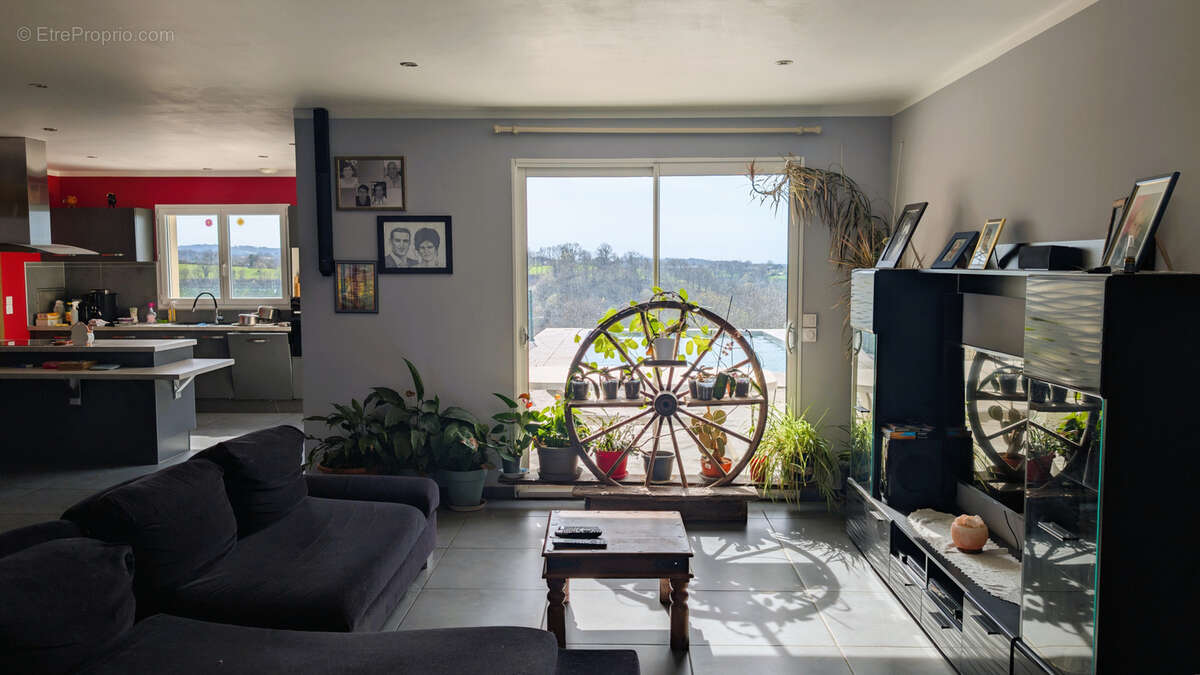 Maison à MAYRINHAC-LENTOUR