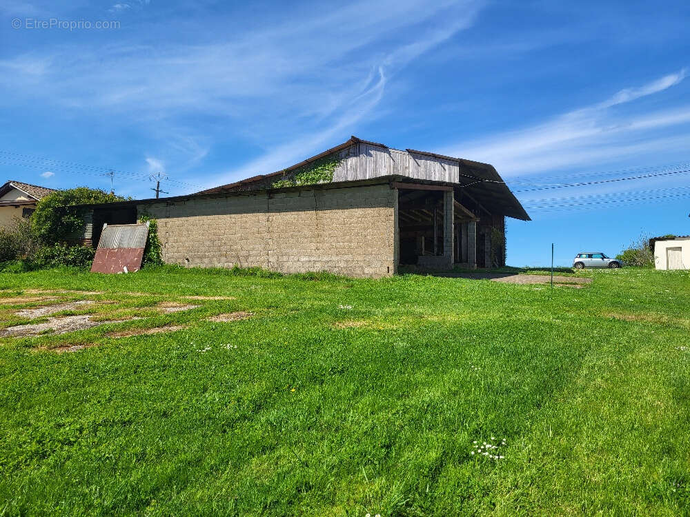 Parking à CHATILLON-SUR-CHALARONNE
