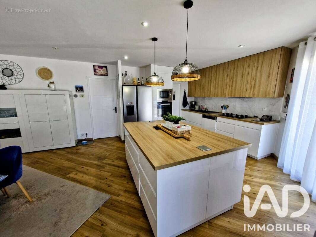 Maison 177 m² à Saint-Laurent-Des-Vignes  - photo 3
