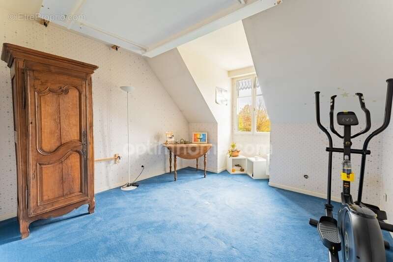 SAINT-PRIX, VAL D’OISE (95) : Propriété de 230 m² habitables (255 m² au sol) - 9 pièces principales - 7 chambres - 3 garages – P - photo 16
