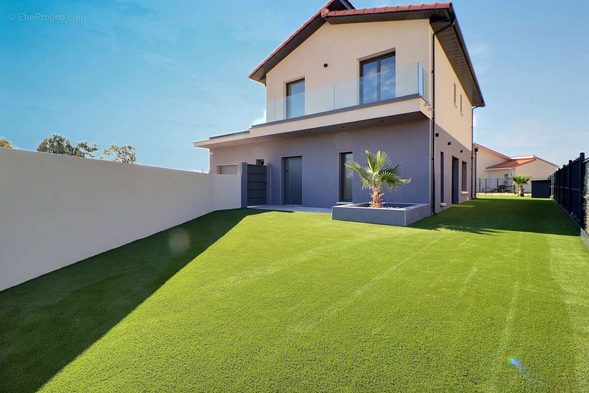 Maison à SAINT-BRES