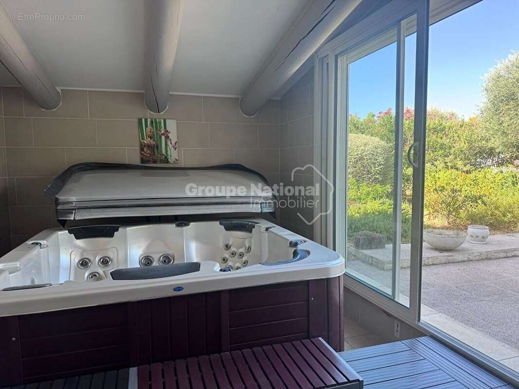 À vendre Châteaurenard Maison 4 chambres possible, jardin 600 m², spa, garage, quartier résidentiel - photo 15