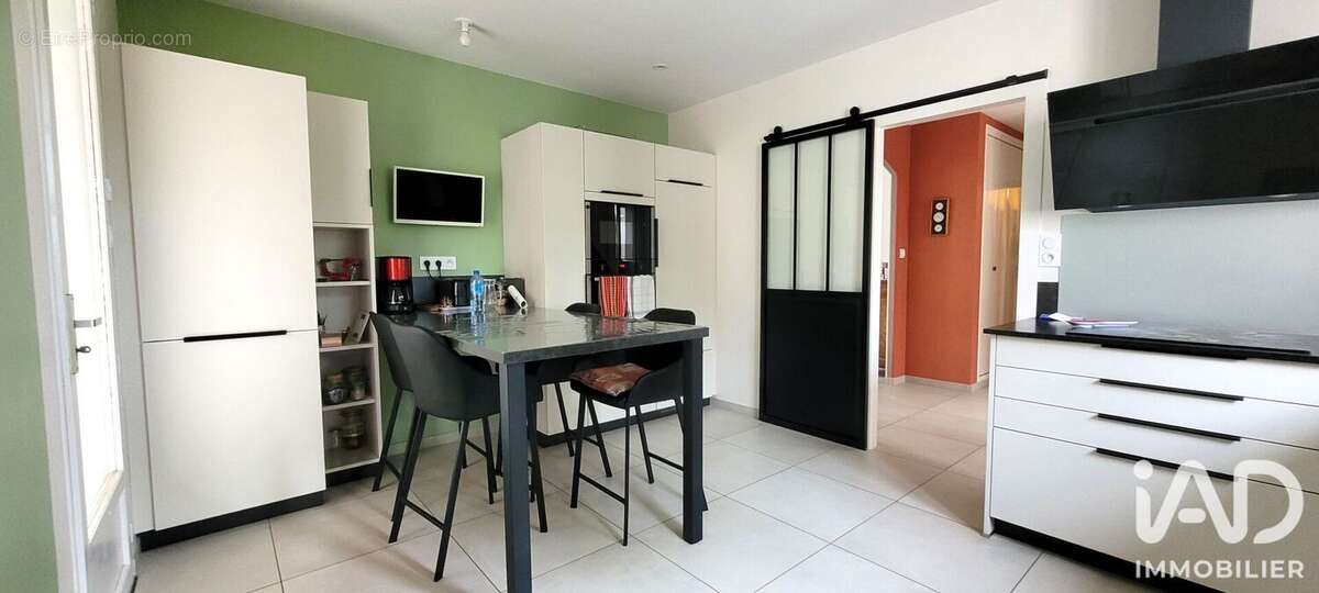 Maison 151 m² à Saint-Denis-La-Chevasse  - photo 4