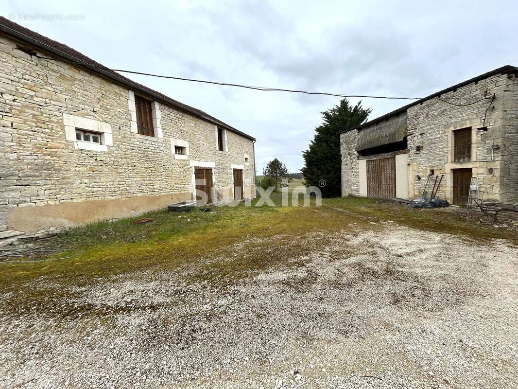 Maison à JOUX-LA-VILLE