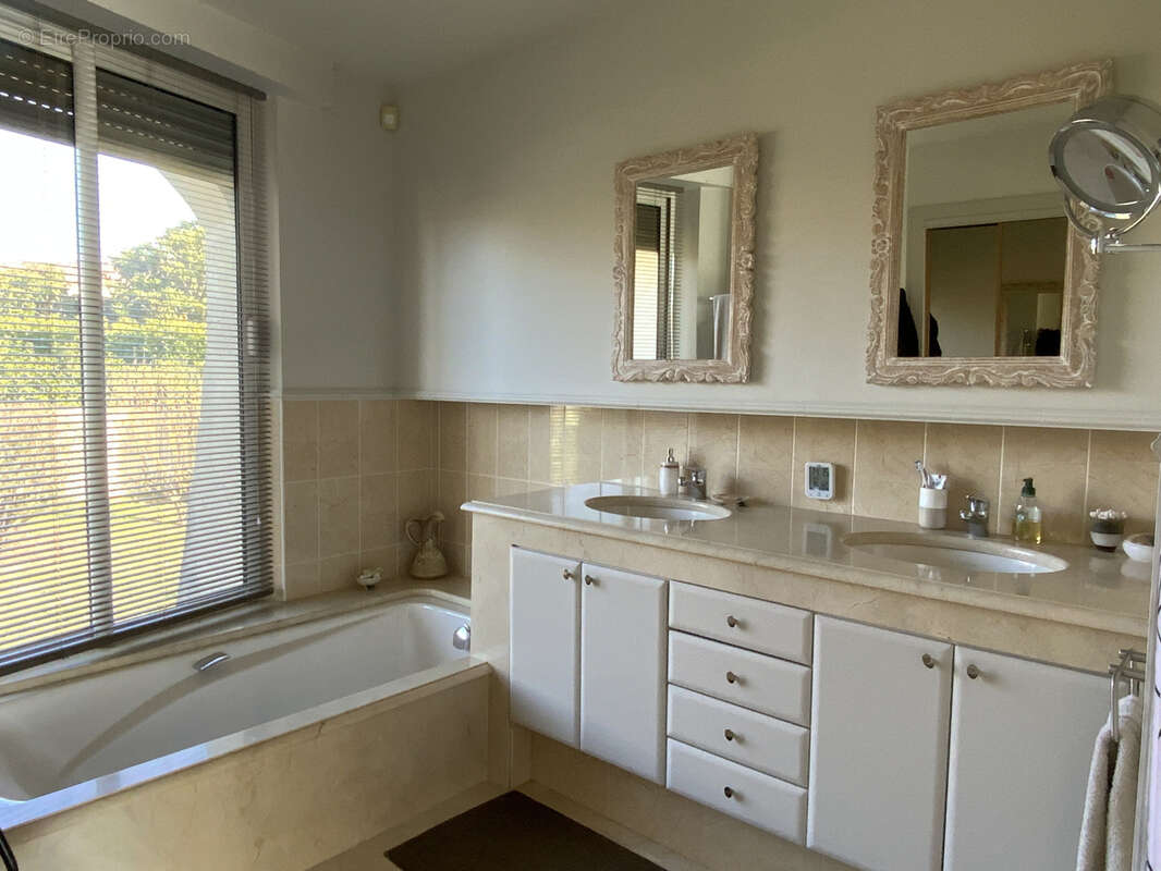 Très belle villa dans un village avec commerces sur un terrain de 3500 m2. - photo 6