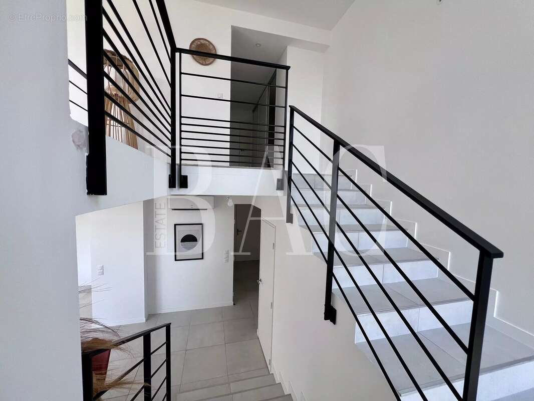 Vue mer panoramique pour ce superbe appartement lumineux 4 pièces à Antibes - photo 2