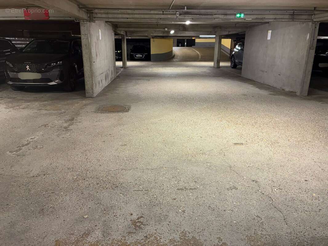 Parking à PARIS-16E