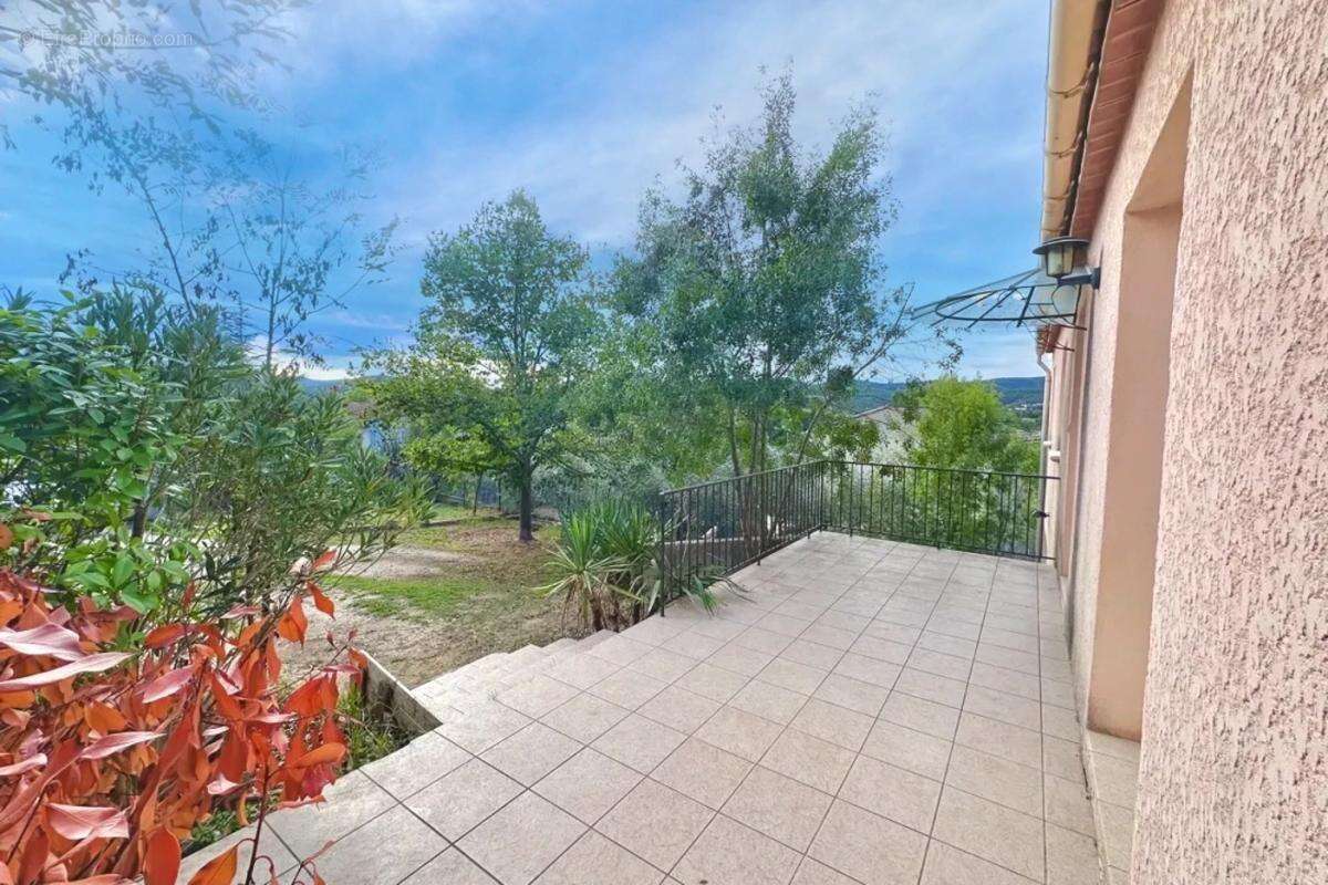 Maison à SAINT-JULIEN-LES-ROSIERS