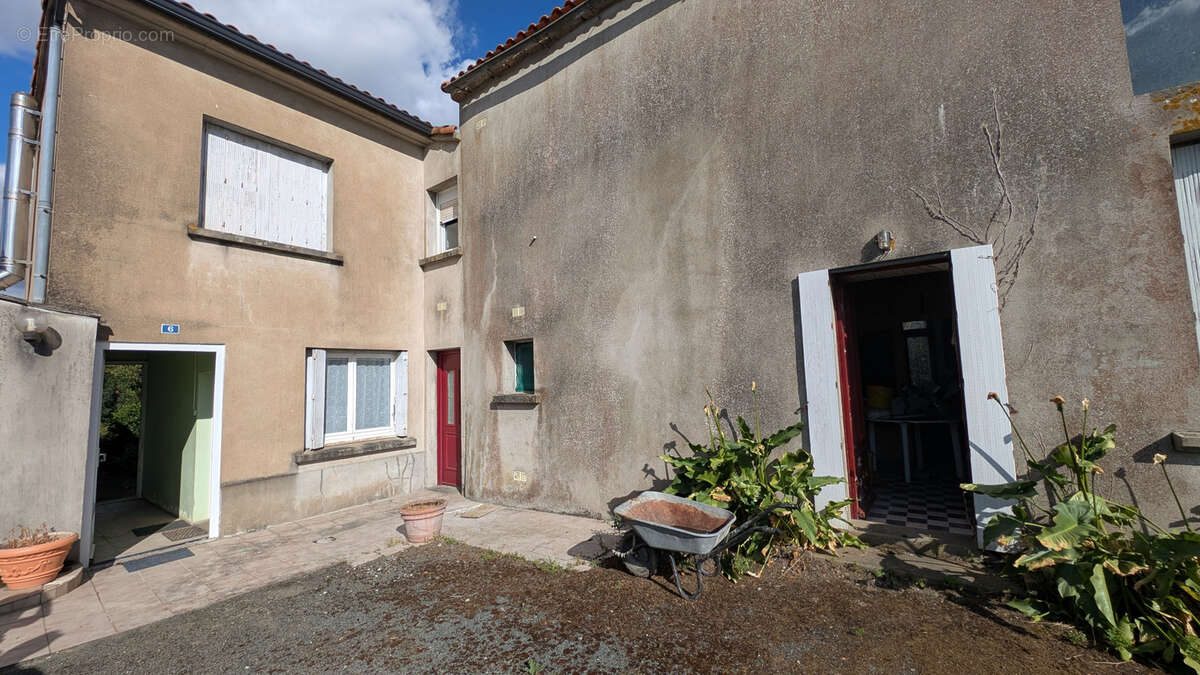 Maison à LES LANDES-GENUSSON