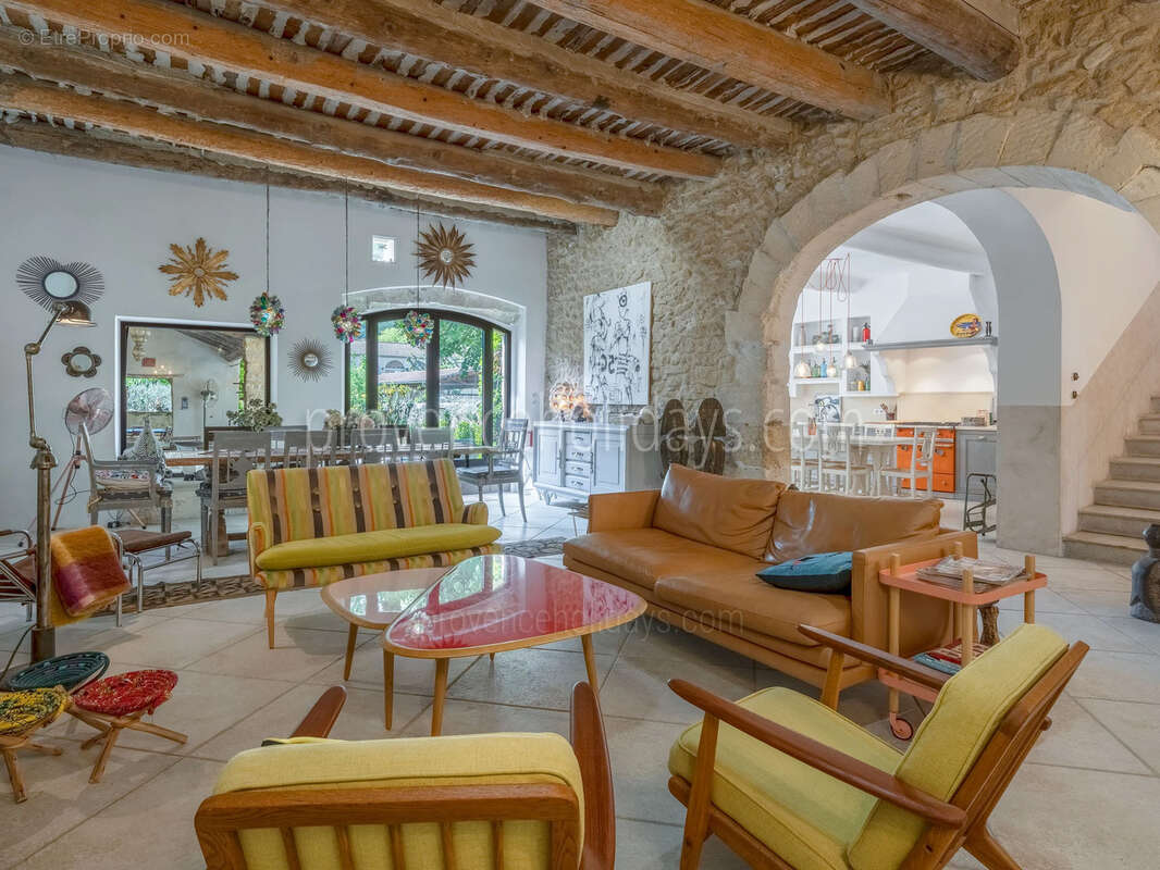 ALLEINS, maison de caractère de 350 m2, piscine, garage - photo 7