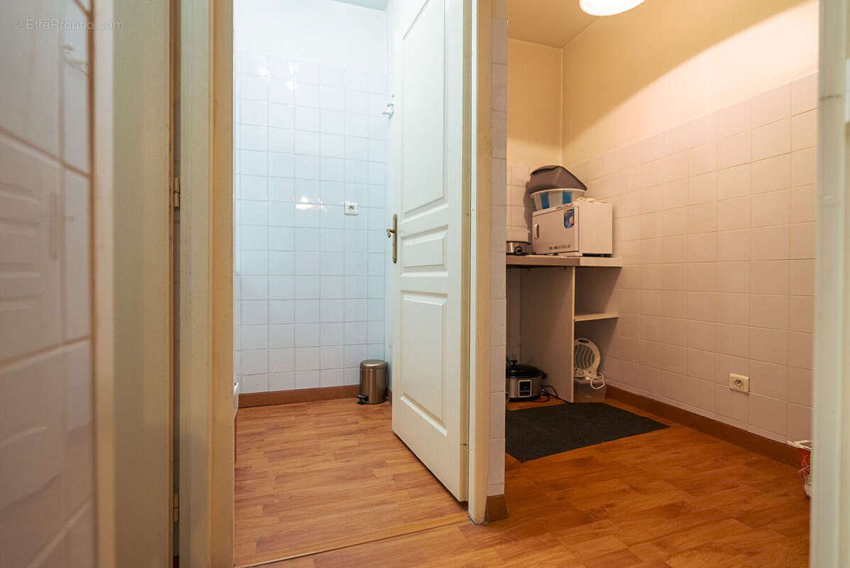 CARCASSONNE - BASTIDE SAINT-LOUIS Workshop de  98m² avec boutique et appartement T2 bis - photo 14