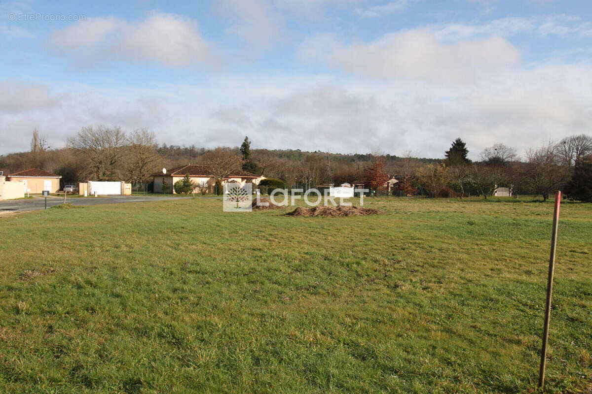 Terrain à CONDAT-SUR-TRINCOU
