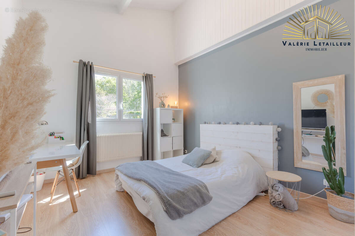 Magnifique maison de caractère développant environ 170 m2 habitables, complétés par 100 m2 de sous-sol, le tou - photo 10