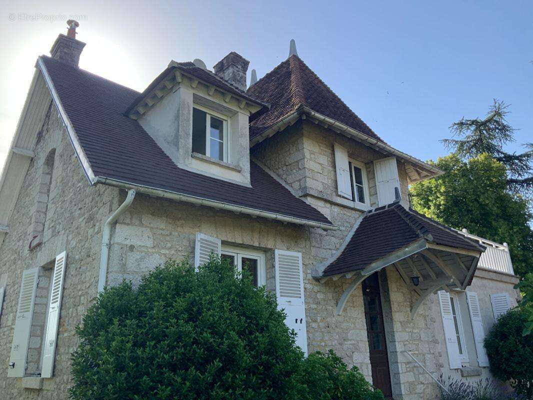 Ancien pavillon de chasse du château de nanteau-sur-Lunain avec ses dépendances - photo 6