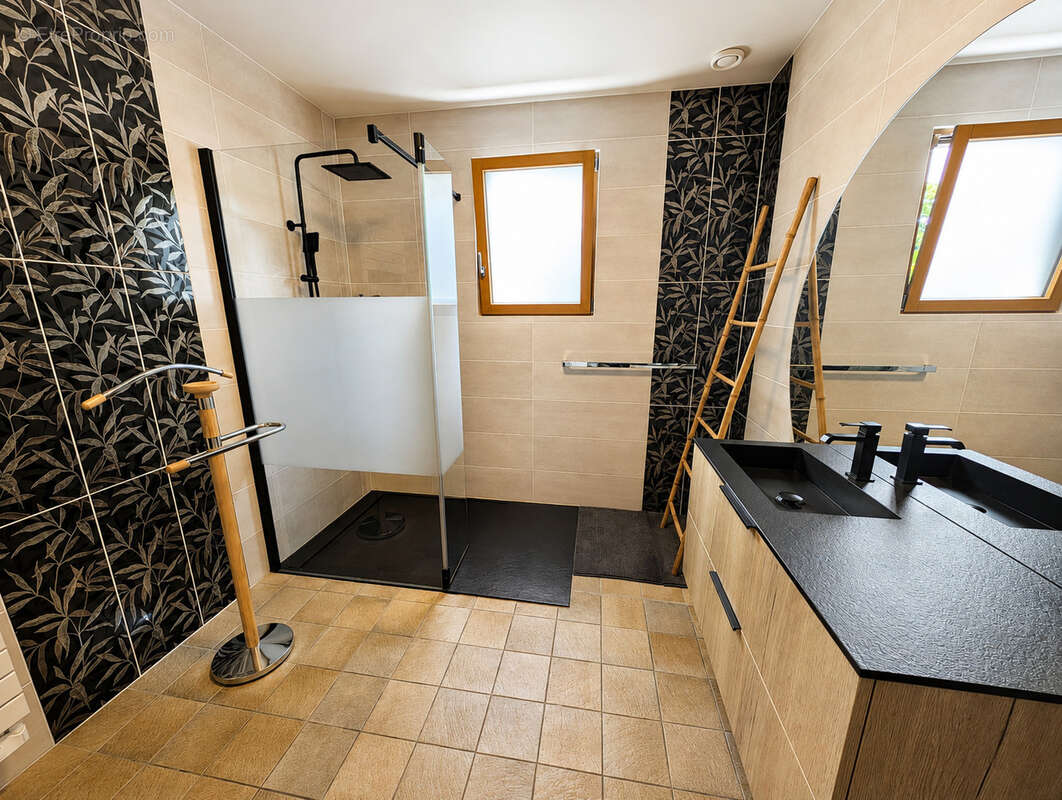 Maison de 152 m2 avec ensemble d'Atelier/Garage de 128 m2  sur un terrain de 3 650 m2 - photo 12