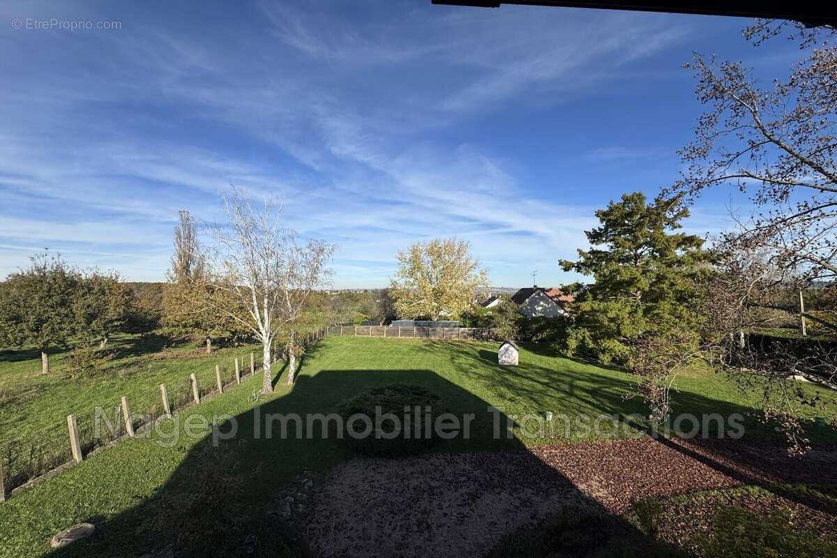 Maison à SAINT-REMY-EN-ROLLAT