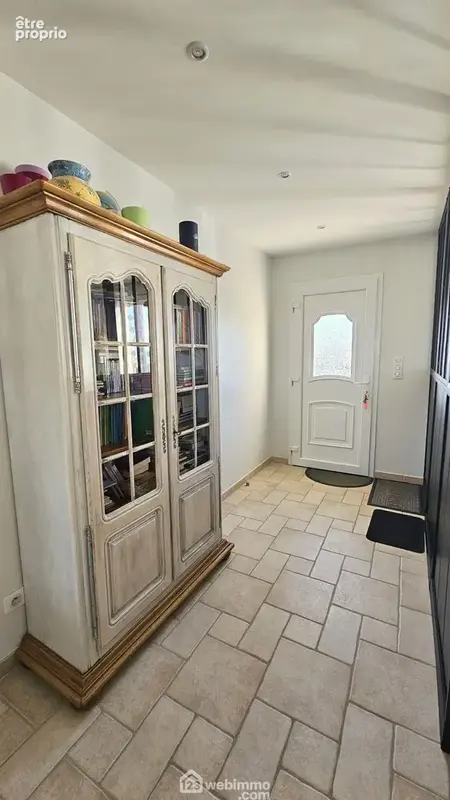 Une spacieuse entrée de 8 m² avec ses placards.
