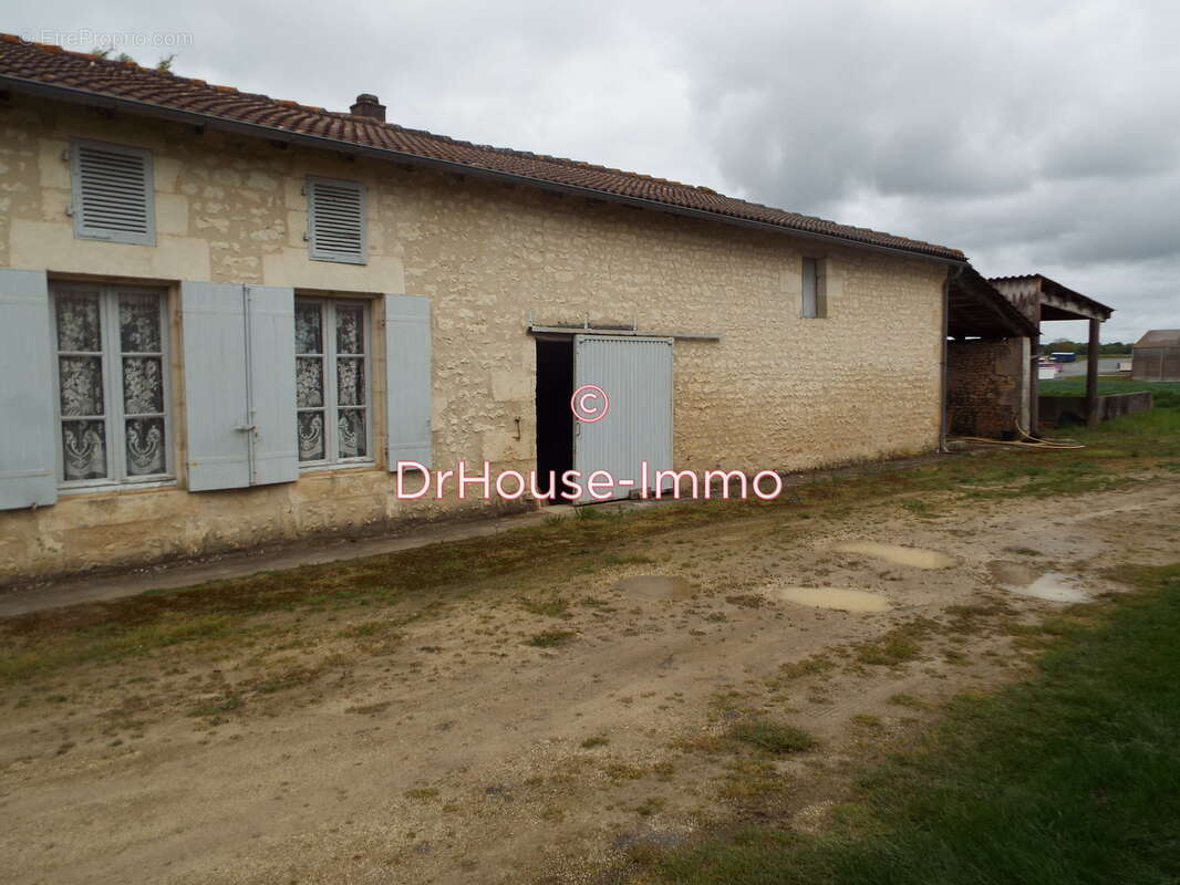 Terrain à SAINT-GENIS-DE-SAINTONGE