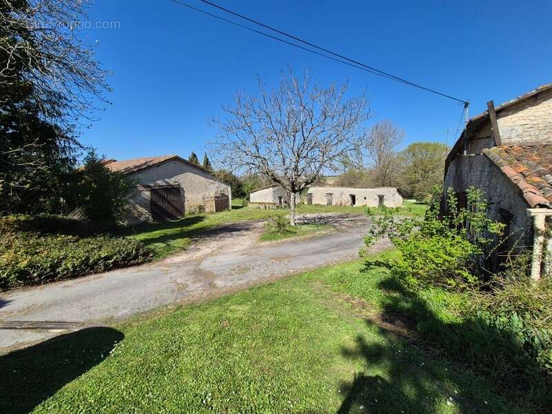 Corps de Ferme, écrin de verdure, 250 m2 habitables, 18 000 m2 de terrain, 400 m2 de dépendances, 20 mn Angoulême centre - photo 25