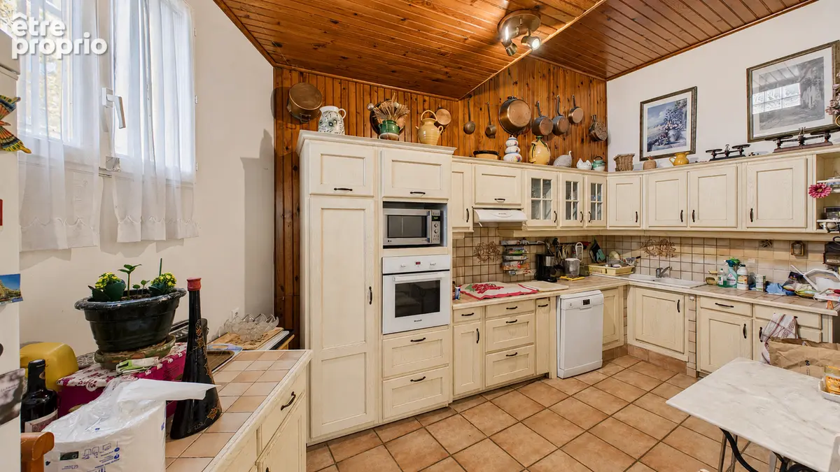 Sauveterre - Maison familiale de caractère, 4 chambres et terrain arboré de 2 600 m² - photo 7