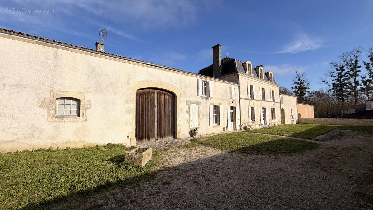 Maison à SAINT-JEAN-D'ANGELY