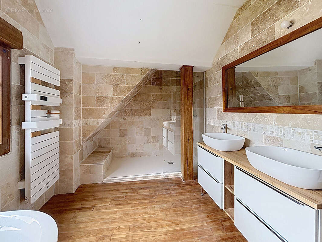 Maison à FAUGUERNON