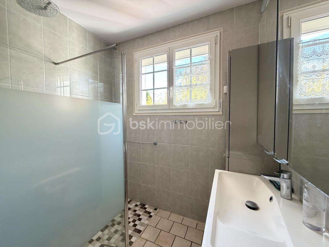 Maison familiale de 136 m² avec sous-sol complet et dépendances - photo 13