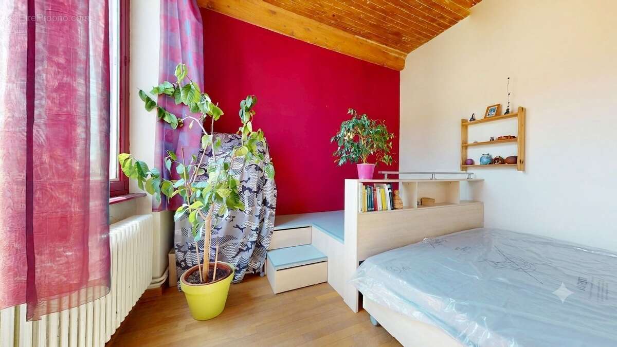 Appartement type Canut de 93m2 en étage élevé au centre de Saint Just - photo 5