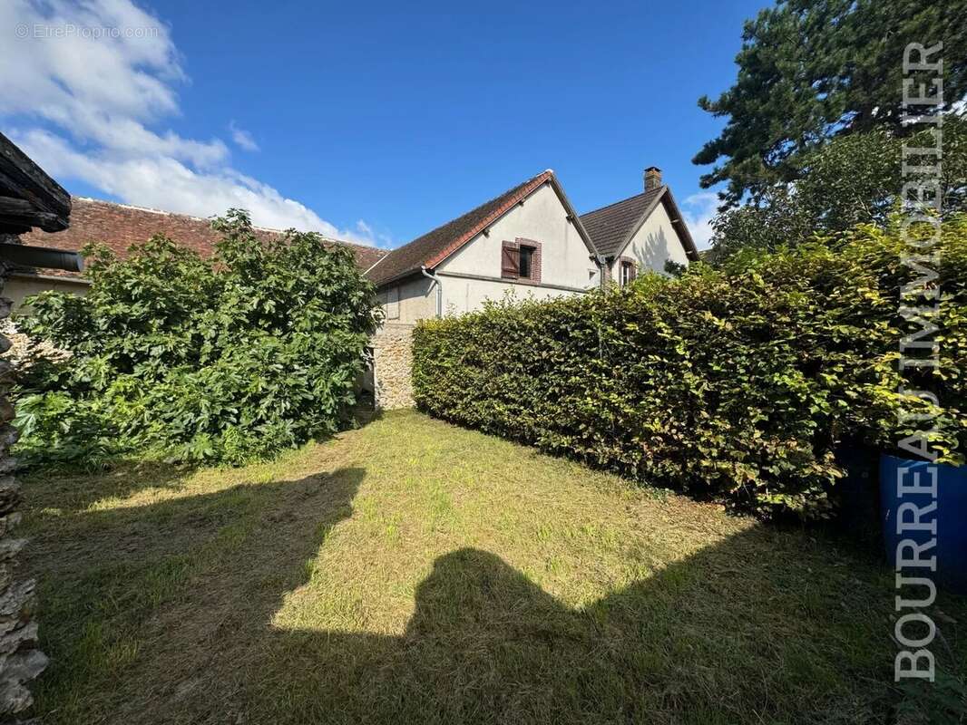 Maison à LA CELLE-SAINT-CYR