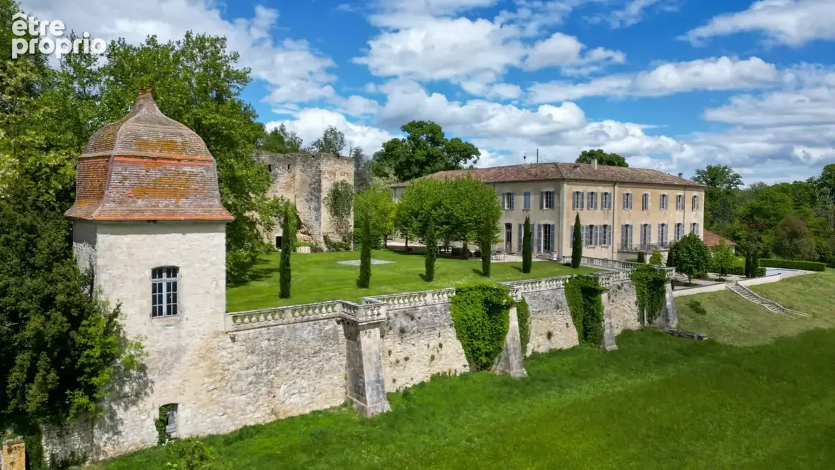 Magnifique domaine comprenant : le manoir (« le château ») vestiges d'un château médiéval, une folie, 2 maisons d'amis, la maiso - photo 2