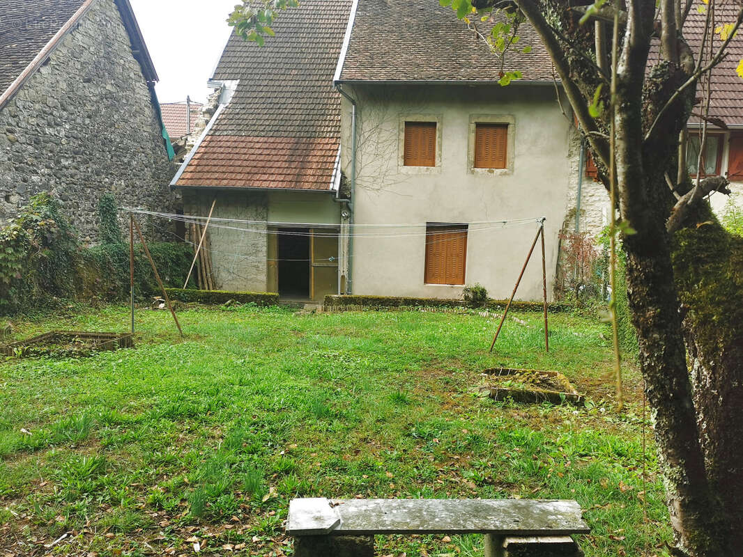 Maison à MONTAGNIEU