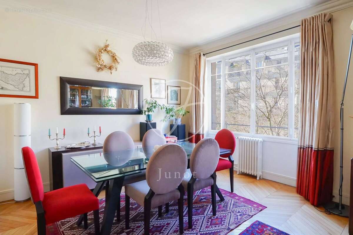 Appartement à PARIS-16E