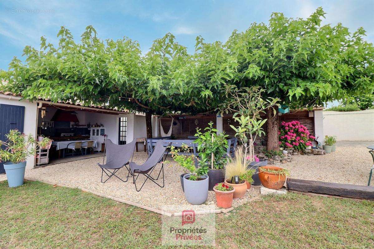 Maison familiale 4 chambres - 152 m² - Maison d'hôtes de 20 m2 - Piscine - Jardin paysager - Panneaux photovoltaiques - Belle pa - photo 6