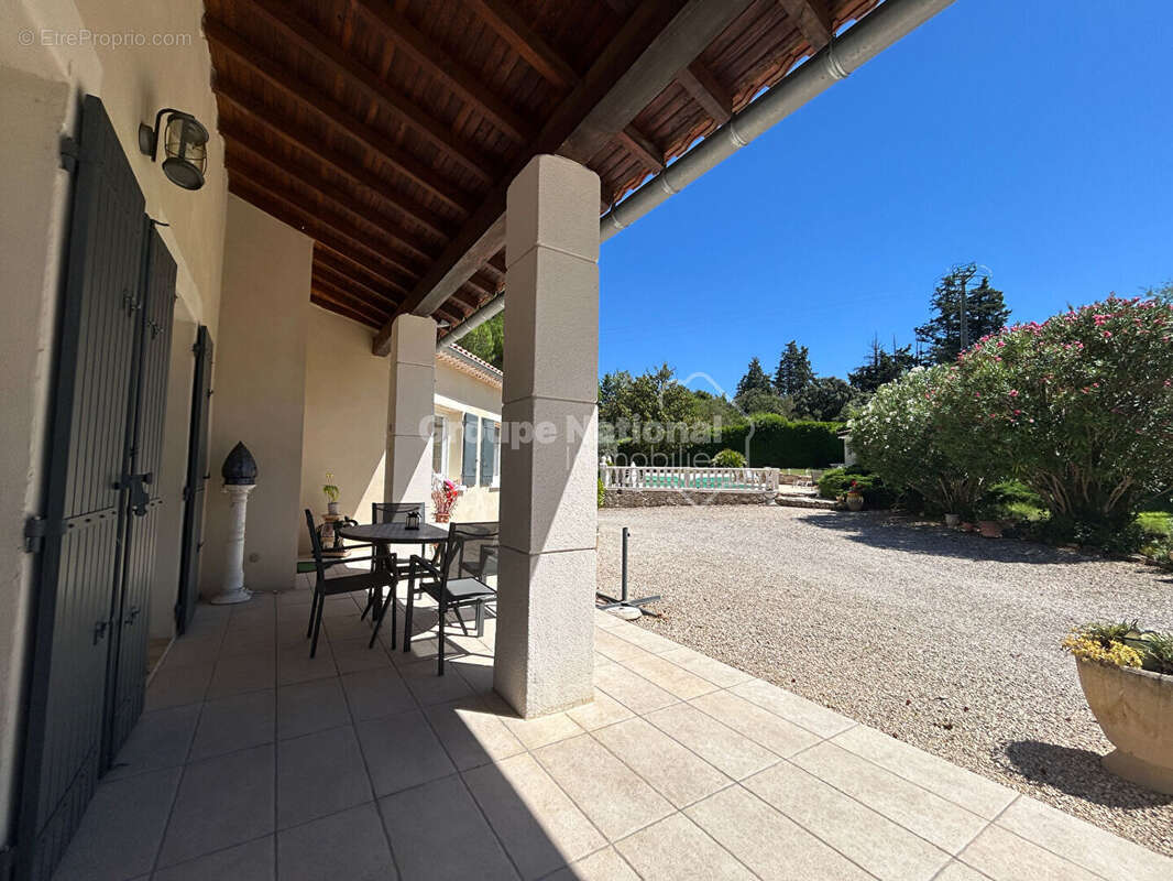 Maison de plain-pied 3 chambres avec piscine, garage, abri voitures sur parcelle constructible de 2826 m² - Loriol du Comtat - photo 16